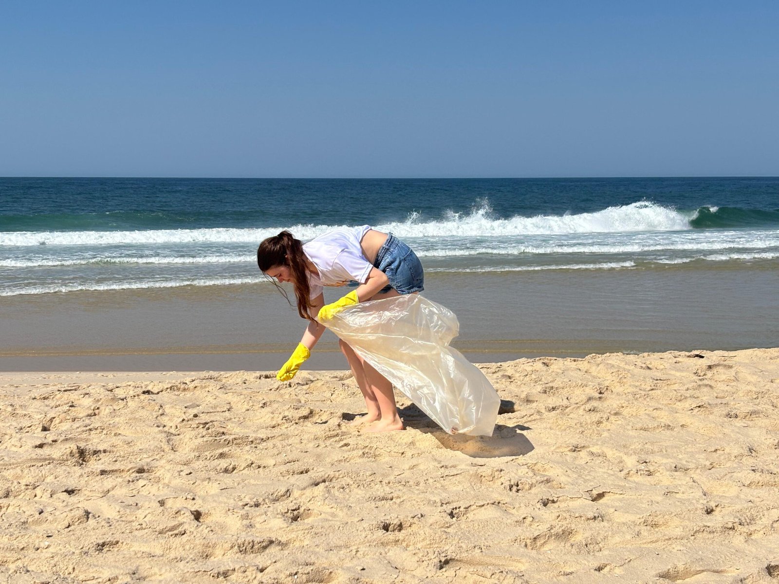 WhatsApp-Image-2025-09-24-at-17.49.59-scaled União que faz a diferença: mutirão Praia + Limpa retira mais de 150 kg de resíduos e coleta 80 litros de óleo na Praia da Barra, em Maricá